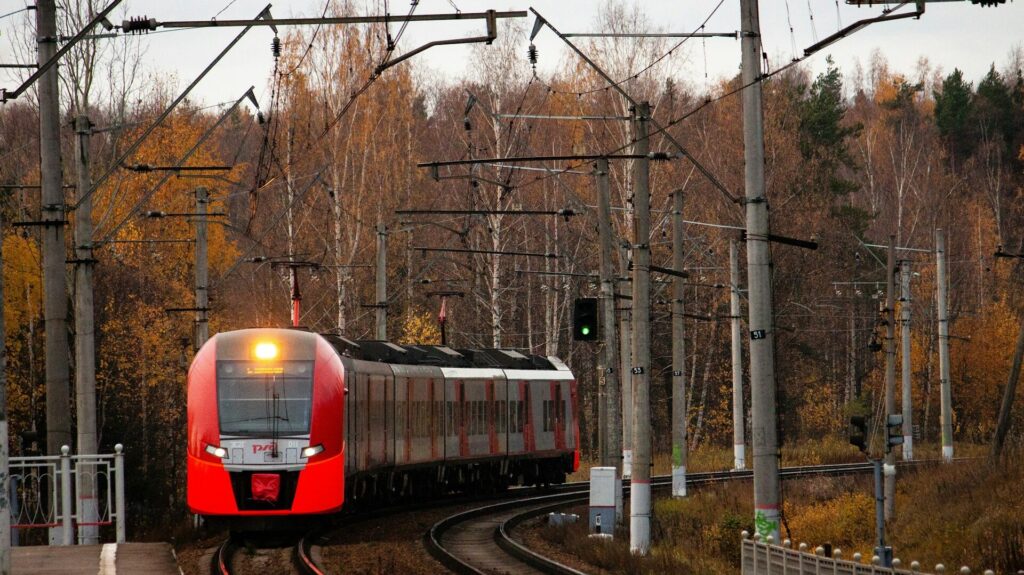 A picture of a train, one of the best ways to travel sustainably.